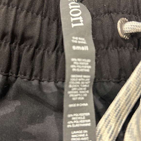 Vuori Clementine Camo Print Shorts Size S - Picture 4 of 5